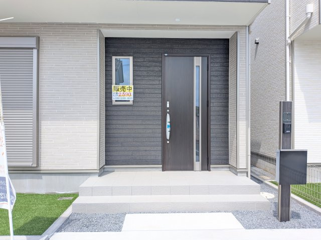 水戸市笠原町974番　新築戸建て　A号棟の玄関|お洒落な玄関ドアと洗練された外壁デザイン。家の顔にふさわしい上質な佇まいで、ご家族やお客様を迎えます。
