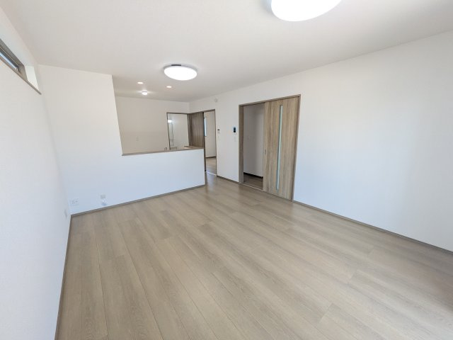 水戸市笠原町974番　新築戸建て　A号棟の居間・リビング|家族の会話が自然と弾む、広々としたゆとりのLDK。南向きの窓からたっぷりの光が射し込む明るく快適な空間です。