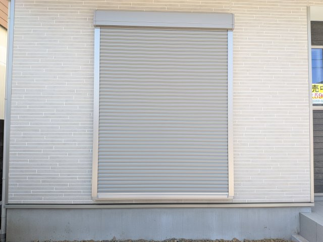 水戸市笠原町974番　新築戸建て　A号棟の防犯設備|防犯・防災だけでなく、シャッターを閉めることで断熱効果もアップ。
外気の影響を受けにくく、冷暖房効率の向上も期待できます。