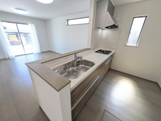 水戸市笠原町974番　新築戸建て　A号棟のキッチン|対面式カウンターでリビングとの一体感を演出。使いやすい動線と豊富な収納で、毎日の料理時間も快適に過ごせます。