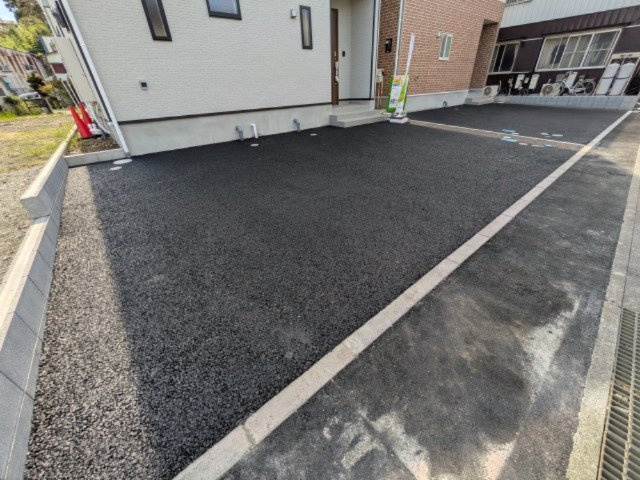 土浦市小松　第７　新築戸建て　2号棟の駐車場|駐車3台可能で、出し入れしやすいゆとりのカースペース。
月々の駐車場代が不要な点も大きな魅力です。