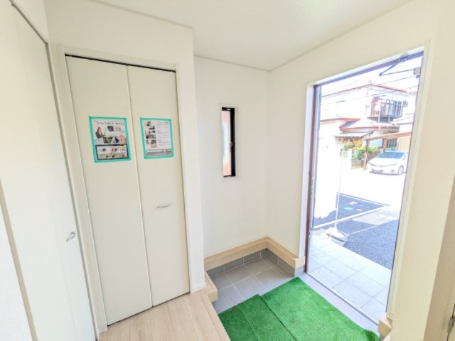土浦市小松　第７　新築戸建て　2号棟の玄関|家族全員の靴がスッキリ片付く大容量シューズボックス完備。お客様を気持ちよく迎えられる、明るく清潔感あふれる玄関です。