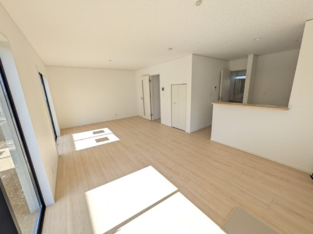 土浦市小松　第７　新築戸建て　2号棟の居間・リビング|家族の会話が自然と弾む、広々としたゆとりのLDK。南西向きの窓からたっぷりの光が射し込む明るく快適な空間です。