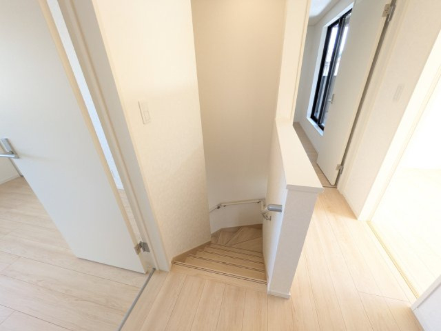 土浦市小松　第７　新築戸建て　2号棟の内装|窓付きで明るい階段は、手すり付きでお子様からご年配の方まで安心して上り下りができます♪