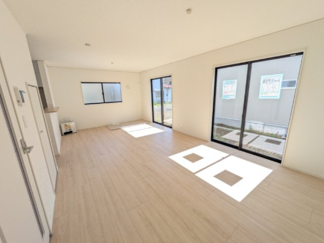 土浦市小松　第７　新築戸建て　2号棟の居間・リビング|居心地の良いデザインと機能性を両立。ご友人を招いたり、趣味を楽しんだり、様々なシーンで活躍する団らんの中心地です。