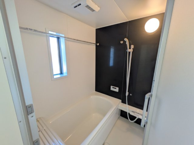 土浦市小松　第７　新築戸建て　2号棟の浴室|1坪タイプのゆったりとしたバスルームは浴室暖房換気乾燥機付きで、どんな季節でも快適なバスタイムを満喫出来ます♪ 窓付きで明るく開放的なところも良いですね！