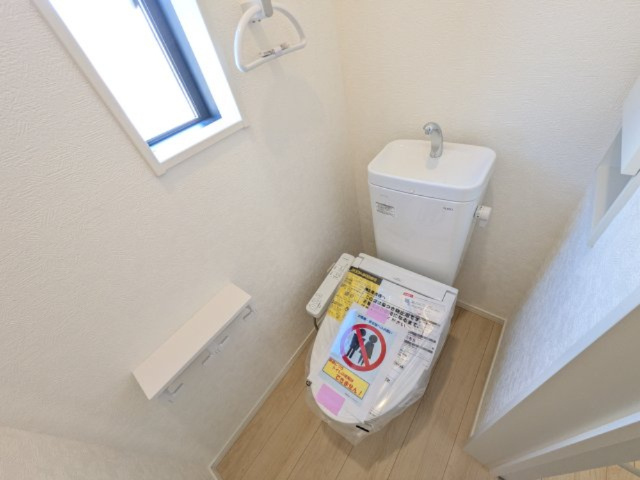 土浦市小松　第７　新築戸建て　2号棟のトイレ|少ない水でもパワフルに洗浄する節水設計。清潔さと機能性を両立させた、毎日気持ち良く使えるトイレ空間です。