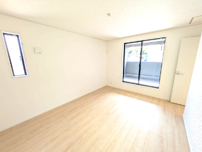 土浦市小松　第７　新築戸建て　2号棟の洋室|バルコニーに面した明るい２面採光で、毎朝爽やかな光を感じられます。