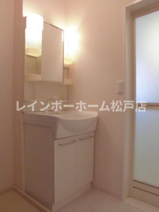 仲介手数料（賃料の1.10ヵ月）の50％OFF対象物件！の洗面所|明るい洗面所です
