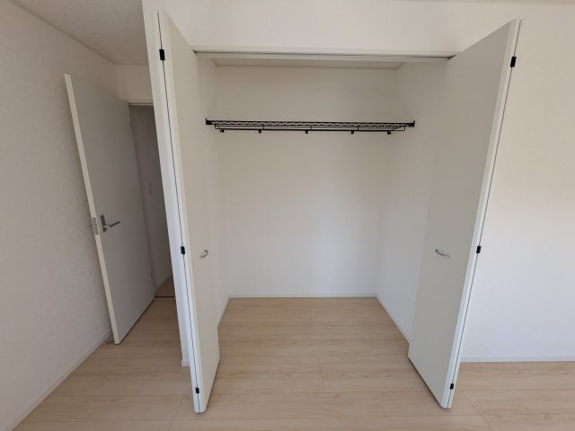 土浦市小松　第７　新築戸建て　3号棟の収納|大容量のクローゼットを完備。衣類から季節家電までスッキリ片付き、空間を有効活用できます。