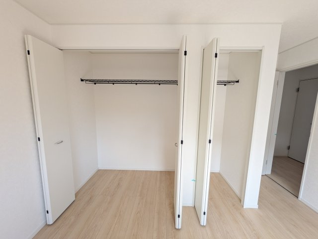 土浦市小松　第７　新築戸建て　3号棟の収納|大容量のクローゼットを完備。衣類から季節家電までスッキリ片付き、空間を有効活用できます。