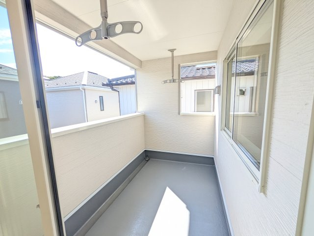 土浦市小松　第７　新築戸建て　3号棟のバルコニー|人気のインナーバルコニー。室内と一体感があり、雨の日のお子様の遊び場や、ペットの安全な外気浴スペースにも最適です♪