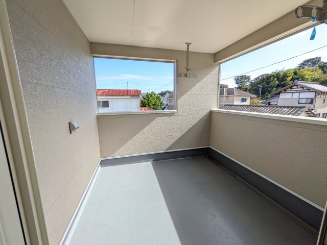 土浦市小松　第７　新築戸建て　3号棟のバルコニー|人気のインナーバルコニー。室内と一体感があり、雨の日のお子様の遊び場や、ペットの安全な外気浴スペースにも最適です♪