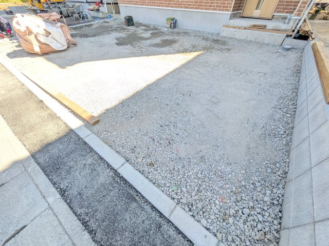 土浦市小松　第７　新築戸建て　3号棟の駐車場|駐車2台可能で、出し入れしやすいゆとりのカースペース。
月々の駐車場代が不要な点も大きな魅力です。