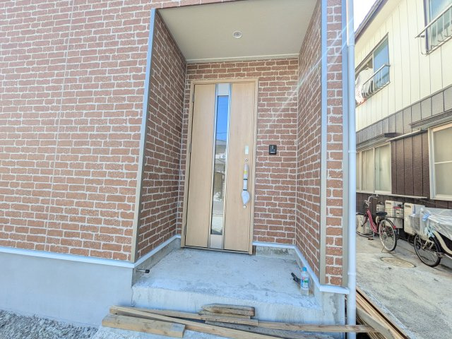 土浦市小松　第７　新築戸建て　3号棟の玄関|玄関ドアはカードキーで開閉も楽々♪
スマホでの開錠と施錠も可能です！
玄関上部には人感センサー付きのダウンライトがあるので、夜間の帰宅時に自動で点灯してくれます♪
防犯対策面にも一役買ってくれます！