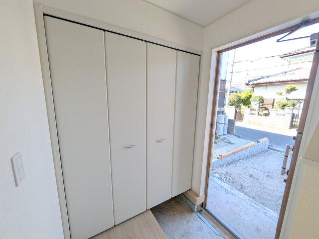 土浦市小松　第７　新築戸建て　3号棟の玄関|家族全員の靴がスッキリ片付く大容量シューズボックス完備。お客様を気持ちよく迎えられる、明るく清潔感あふれる玄関です。