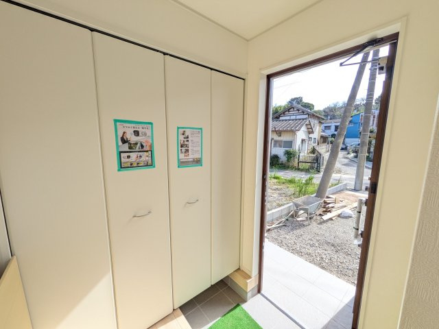 土浦市小松　第７　新築戸建て　3号棟の玄関|家族全員の靴がスッキリ片付く大容量シューズボックス完備。お客様を気持ちよく迎えられる、明るく清潔感あふれる玄関です。