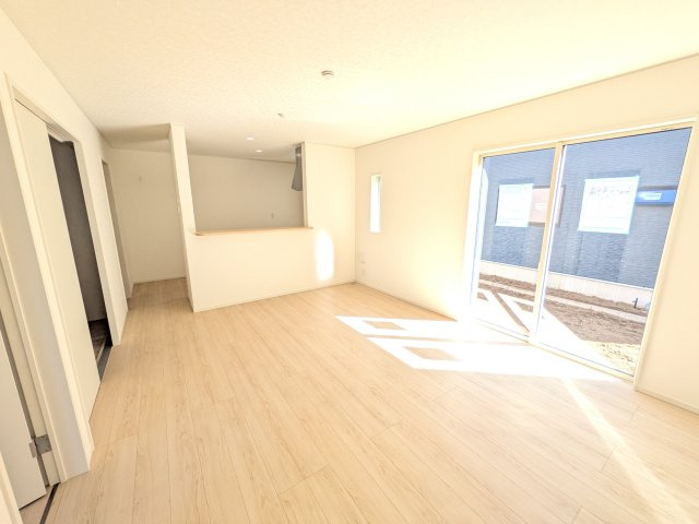 土浦市小松　第７　新築戸建て　3号棟の居間・リビング|家族の会話が自然と弾む、広々としたゆとりのLDK。南西向きの窓からたっぷりの光が射し込む明るく快適な空間です。