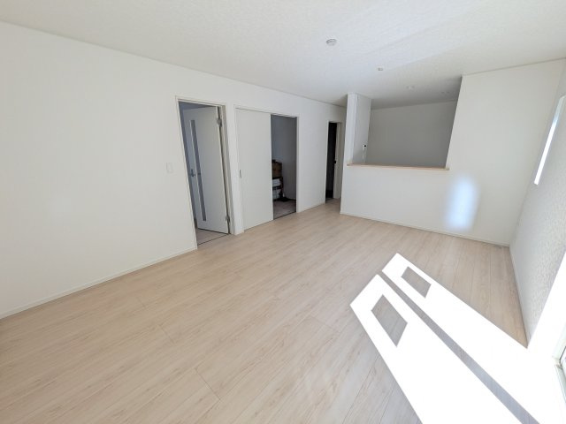 土浦市小松　第７　新築戸建て　3号棟の居間・リビング|居心地の良いデザインと機能性を両立。ご友人を招いたり、趣味を楽しんだり、様々なシーンで活躍する団らんの中心地です。