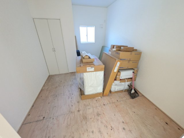 土浦市小松　第７　新築戸建て　3号棟の和室|琉球畳の和室は陽当たりも良く、落ち着ける空間です♪
リビングとの続き間になっているので、お子様の遊ぶスペースやお昼寝などにも使えます！
押し入れもあり収納にも困りません♪