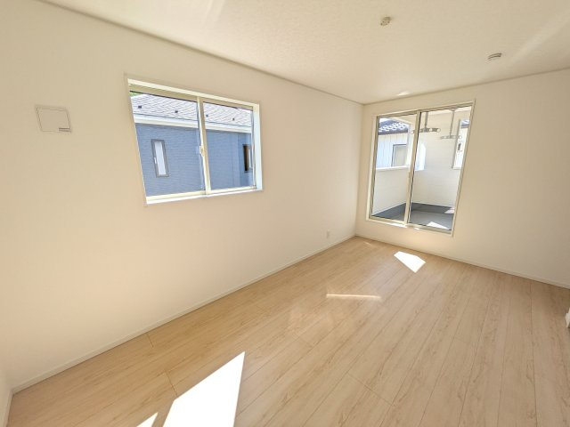 土浦市小松　第７　新築戸建て　3号棟の洋室|バルコニーに面した明るい２面採光で、毎朝爽やかな光を感じられます。