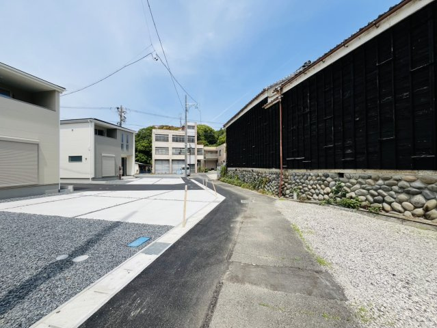 知多市岡田開戸33-1『仲介手数料無料』新築戸建ての前面道路含む現地写真