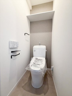 【トイレ】 | ライオンズマンショングリーン白金 | 使いやすい収納棚つきの清潔感のあるトイレスペース（温水洗浄機能）