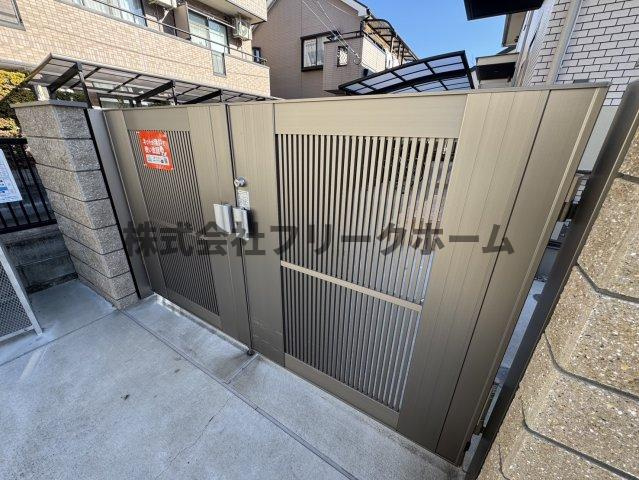 小金井市中町２丁目のアパートのエントランス