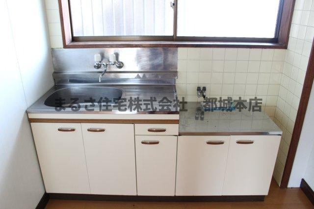 都城市吉尾町のアパートのキッチン