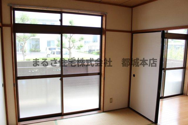 都城市吉尾町のアパートの和室