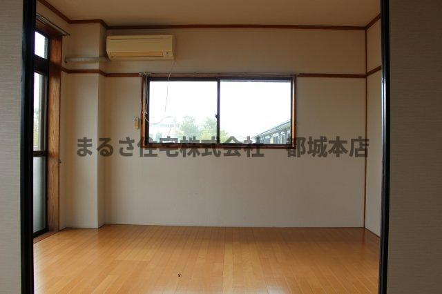 都城市吉尾町のアパートの洋室