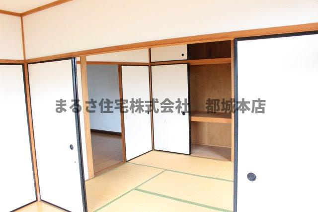 都城市吉尾町のアパートの和室