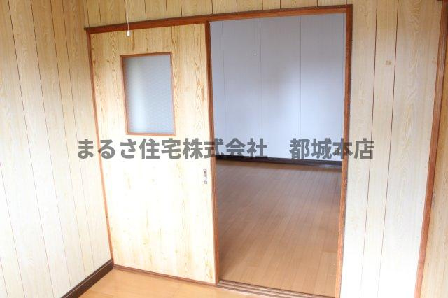 都城市吉尾町のアパートの洋室