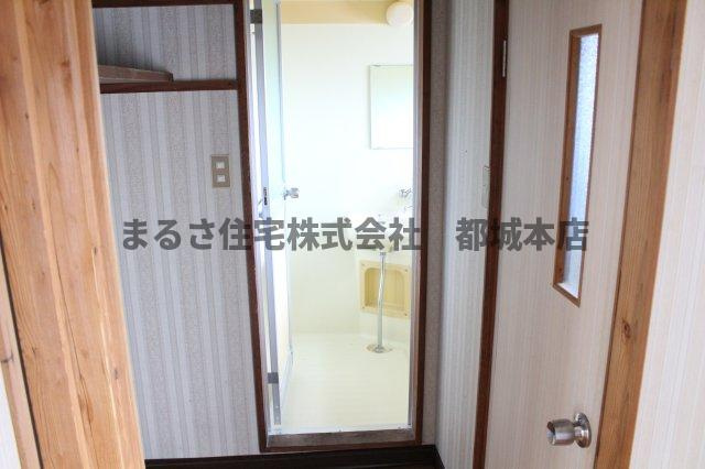 都城市吉尾町のアパートの洗面所