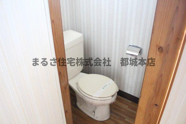 都城市吉尾町のアパートのトイレ