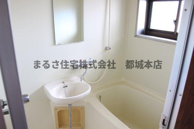 都城市吉尾町のアパートの浴室