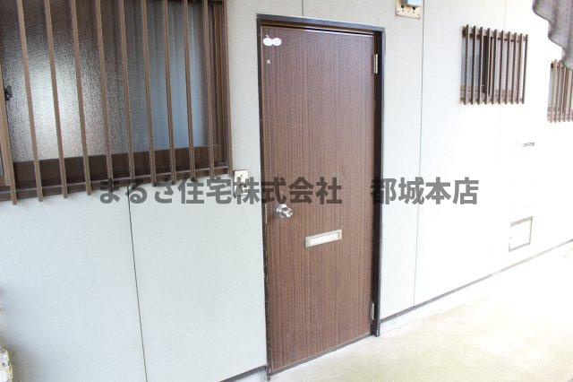 都城市吉尾町のアパートのエントランス
