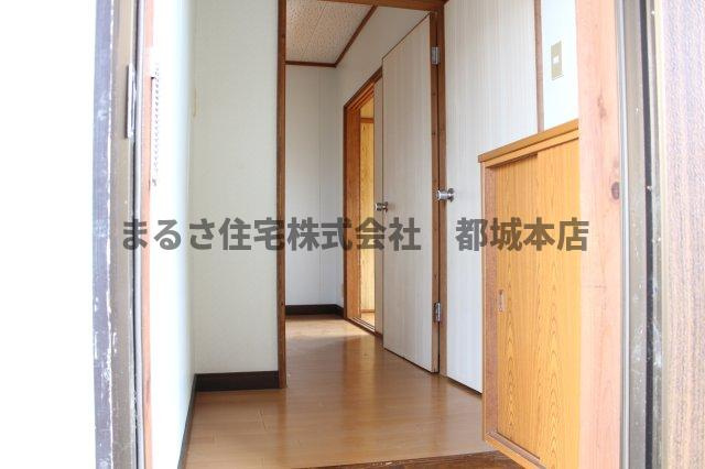 都城市吉尾町のアパートの玄関