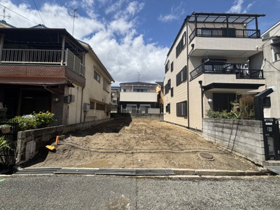 【前面道路含む現地写真】 | 大西町2丁目土地 | お好きな工務店・ハウスメーカーで建築可能な更地です。現地見学もお気軽にお問い合わせください。