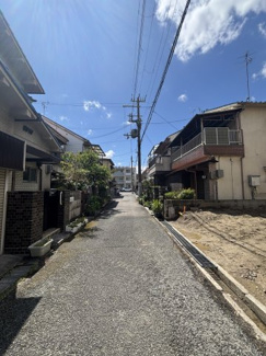 【前面道路含む現地写真】 | 南側道路に面した陽当たり良好な立地です。現況更地のため、建築プランもイメージしやすい土地です。