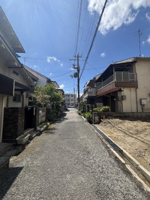 【前面道路含む現地写真】 | 大西町2丁目土地 | 南側道路に面した陽当たり良好な立地です。現況更地のため、建築プランもイメージしやすい土地です。