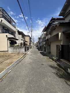 【前面道路含む現地写真】 | 南側道路に面した陽当たり良好な立地です。現況更地のため、建築プランもイメージしやすい土地です。