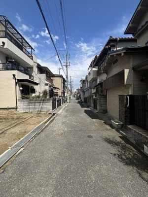 【前面道路含む現地写真】 | 大西町2丁目土地 | 南側道路に面した陽当たり良好な立地です。現況更地のため、建築プランもイメージしやすい土地です。