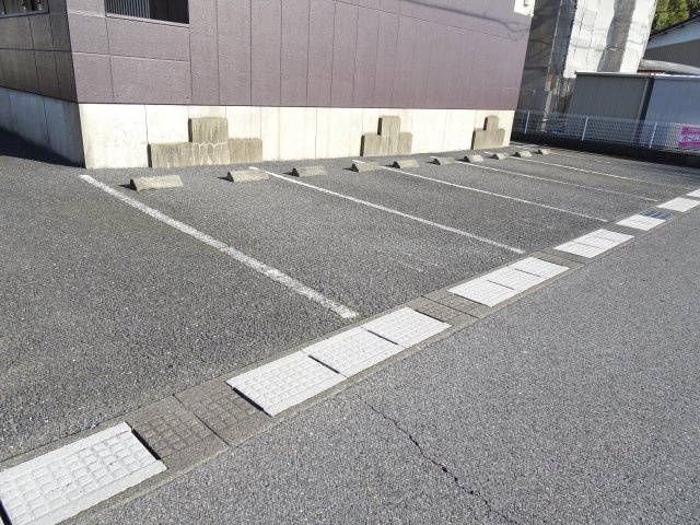 メイプルハウスの駐車場