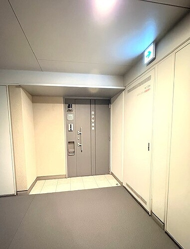 ジーニス大阪の玄関