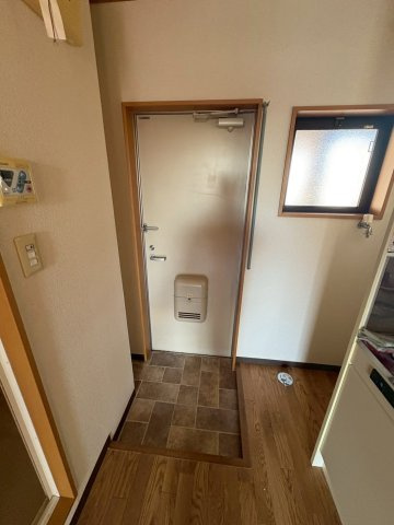 ハイツナカミチ２の玄関