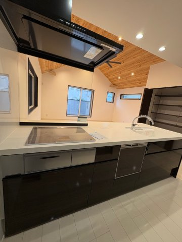 舞子坂4丁目　新築戸建てのキッチン|食洗器、タッチレス水栓のついたシステムキッチン