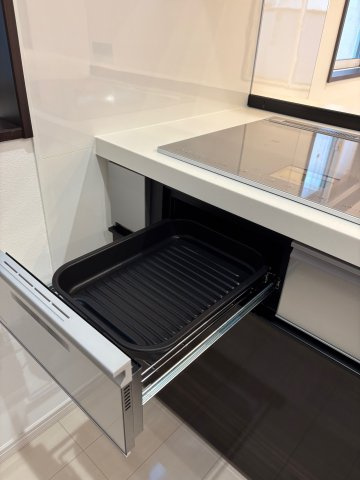 舞子坂4丁目　新築戸建てのキッチン|ビルトインIHクッキングヒーターはグリルパン付きでお料理もしやすいですね