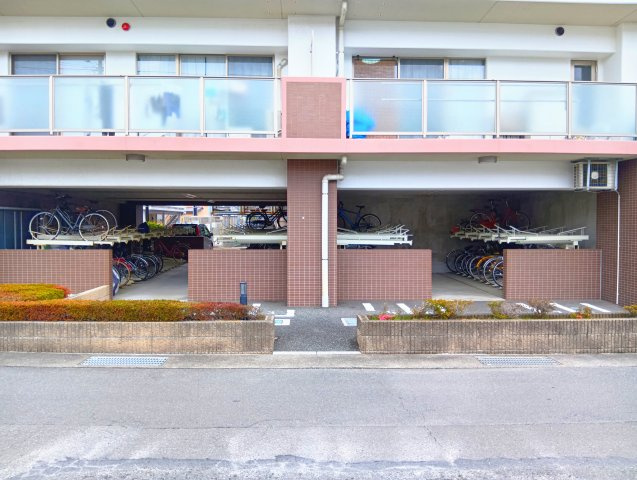 アイディーコート富士　富士市蓼原の駐輪場|東名富士ICまで車で約7分です。国道1号線まで車で約7分です。
多方面へのアクセス良好です。