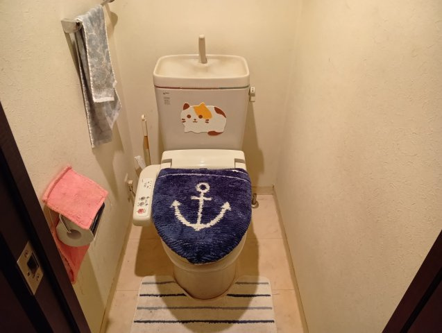 アイディーコート富士　富士市蓼原のトイレ|トイレにはタオルハンガーが付いています。
